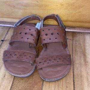 Kid strapped sandals
